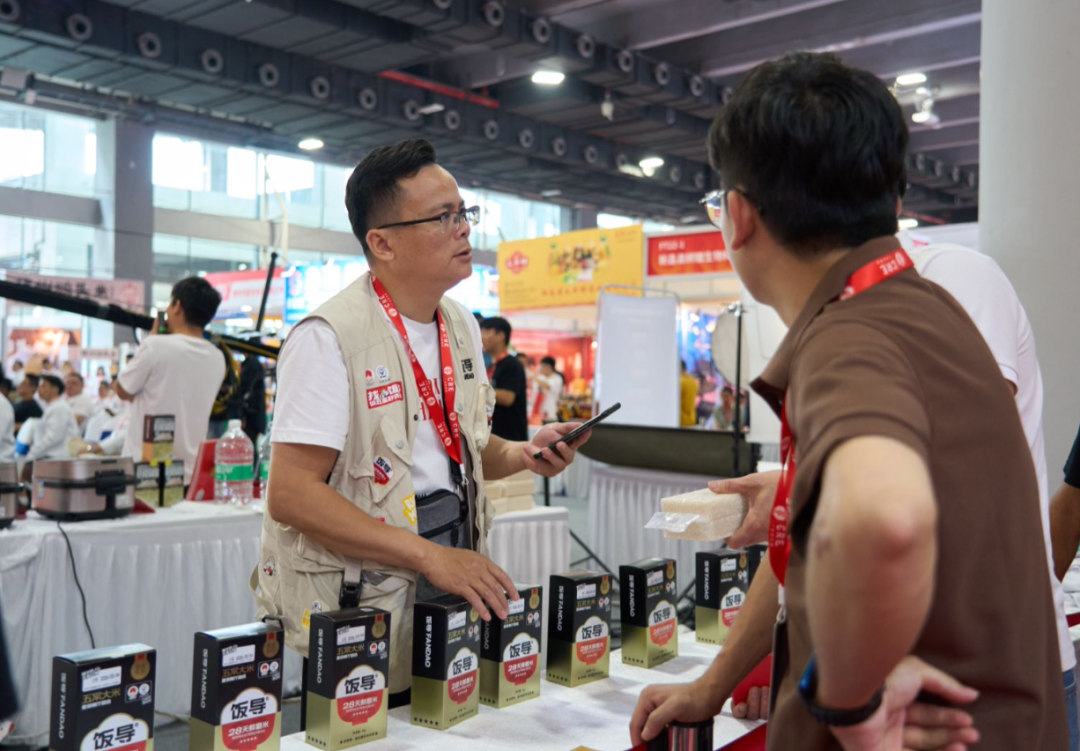 CRE餐博会饭导展位与餐饮客户交流